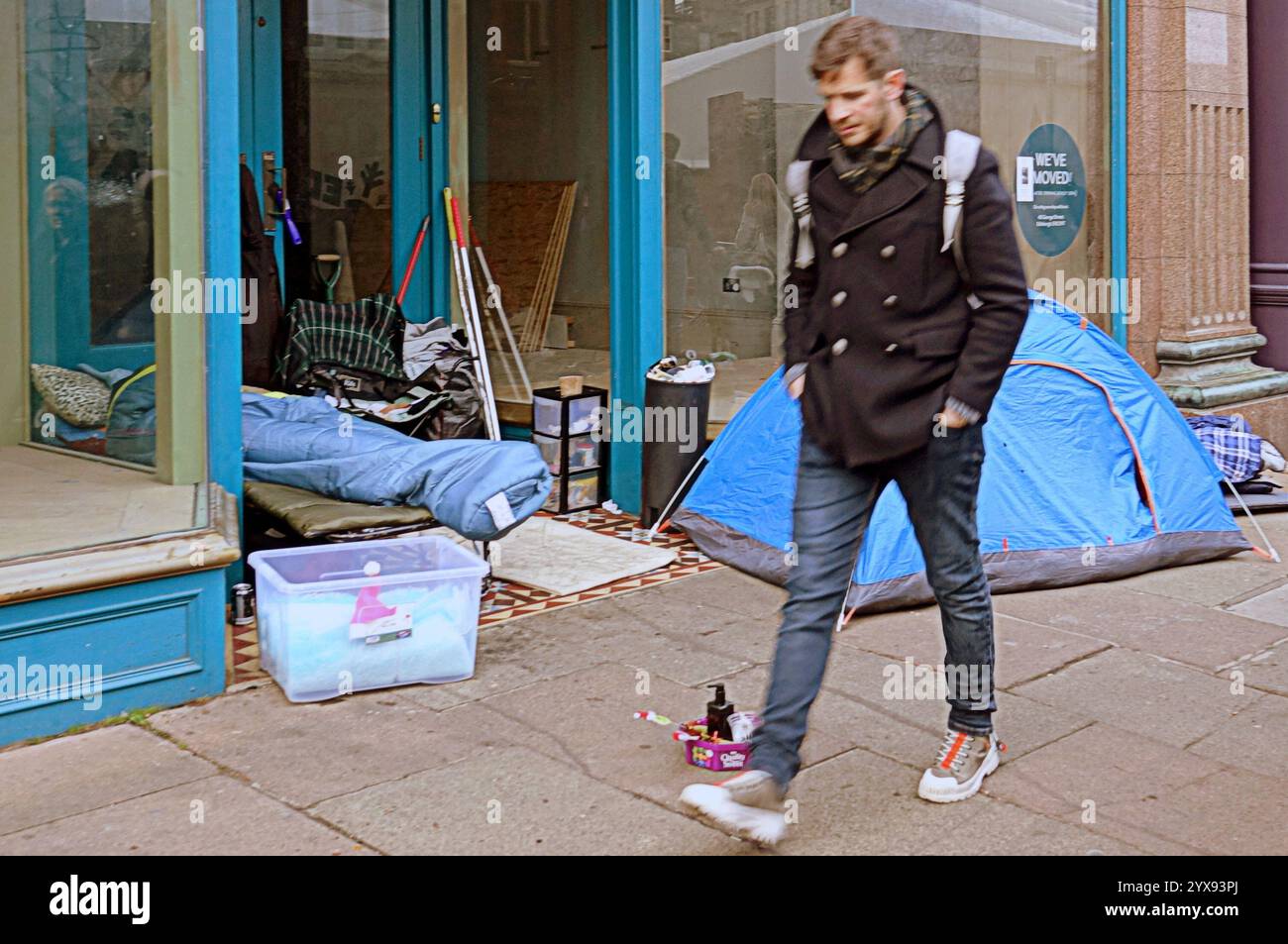 Edimburgo, Scozia, Regno Unito. 14 dicembre 2024. Meteo nel Regno Unito: La gente del posto si è recata ai mercatini e alle strade di natale come capitale per la celebrazione di tre settimane in città. Un campo per senzatetto in george Street tra gli amanti dello shopping natalizio. Credit Gerard Ferry/Alamy Live News Foto Stock