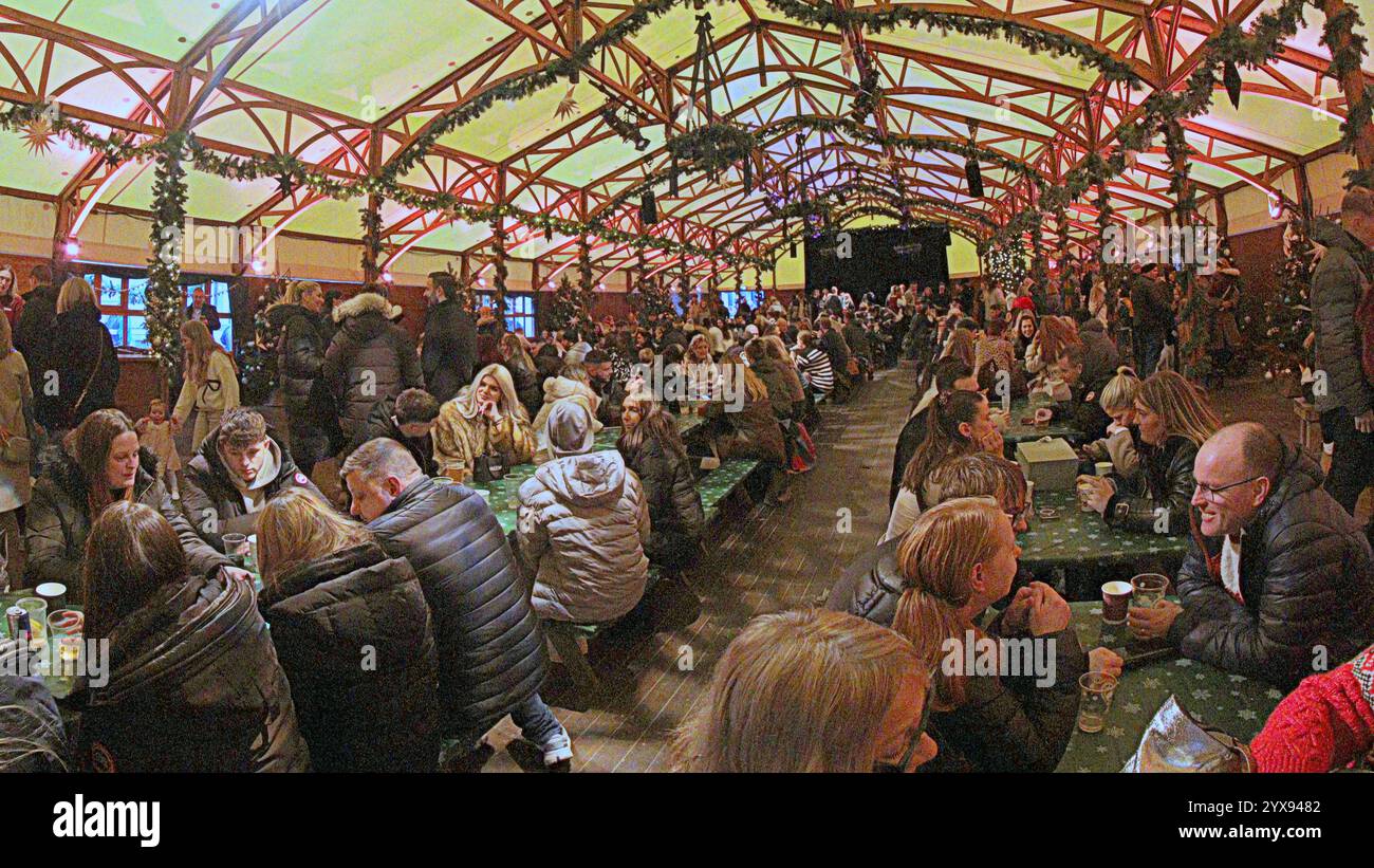 Edimburgo, Scozia, Regno Unito. 14 dicembre 2024. Meteo nel Regno Unito: La gente del posto si è recata ai mercatini e alle strade di natale come capitale per la celebrazione di tre settimane in città. La fiera di natale in george Street, all'interno della tenda della birra polare. Credit Gerard Ferry/Alamy Live News Foto Stock