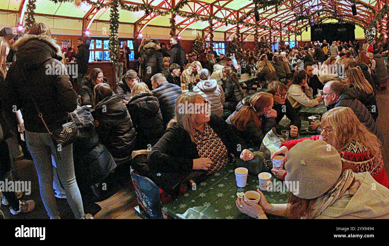Edimburgo, Scozia, Regno Unito. 14 dicembre 2024. Meteo nel Regno Unito: La gente del posto si è recata ai mercatini e alle strade di natale come capitale per la celebrazione di tre settimane in città. La fiera di natale in george Street, all'interno della tenda della birra polare. Credit Gerard Ferry/Alamy Live News Foto Stock