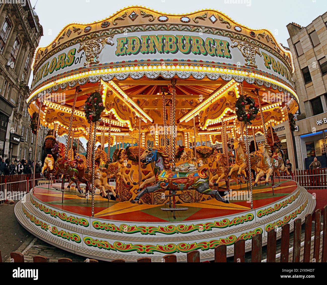 Edimburgo, Scozia, Regno Unito. 14 dicembre 2024. Meteo nel Regno Unito: La gente del posto si è recata ai mercatini e alle strade di natale come capitale per la celebrazione di tre settimane in città. La fiera di natale in george Street. Credit Gerard Ferry/Alamy Live News Foto Stock