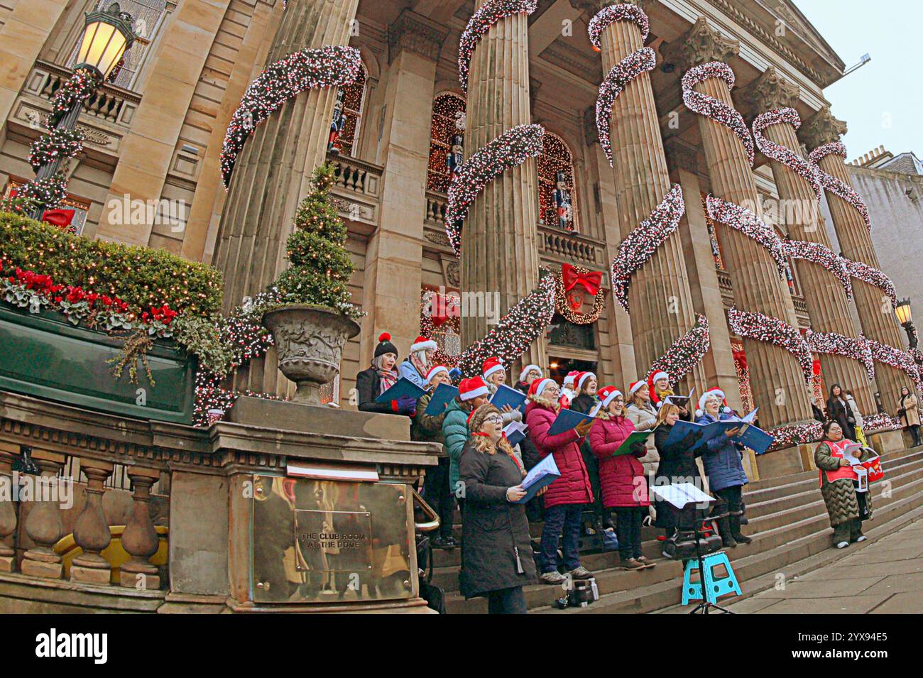 Edimburgo, Scozia, Regno Unito. 14 dicembre 2024. Meteo nel Regno Unito: La gente del posto si è recata ai mercatini e alle strade di natale come capitale per la celebrazione di tre settimane in città. Cantanti annuali di canto natalizio sotto le famose decorazioni del ristorante dome in george Street. Credit Gerard Ferry/Alamy Live News Foto Stock Edimburgo, Scozia, Regno Unito. 14 dicembre 2024. Meteo nel Regno Unito: La gente del posto si è recata ai mercatini e alle strade di natale come capitale per la celebrazione di tre settimane in città. Cantanti annuali di canto natalizio sotto le famose decorazioni del ristorante dome in george Street. Credit Gerard Ferry/Alamy Live News Foto Stock