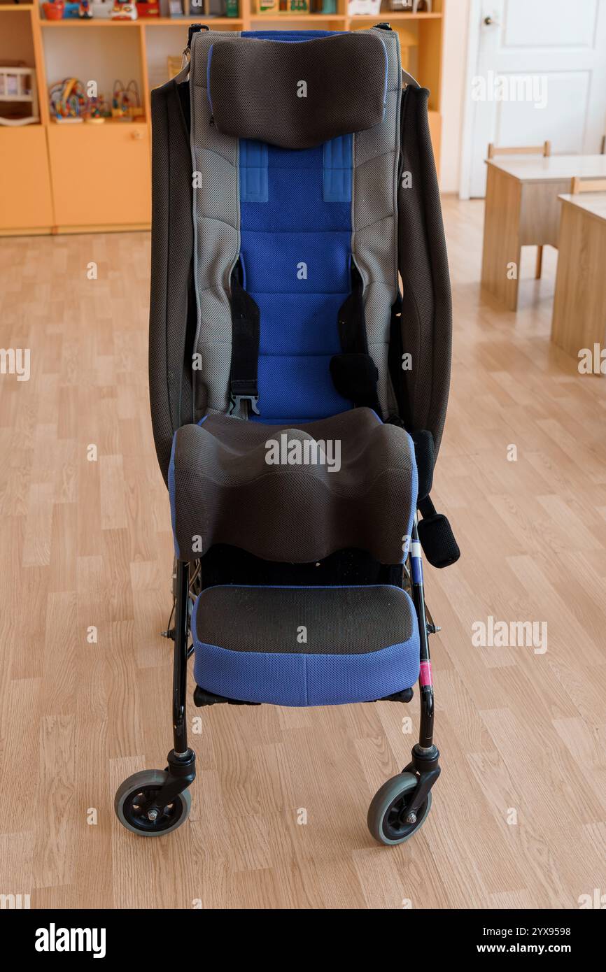 Innovativo rullo adattivo per bambini con esigenze speciali. Foto Stock