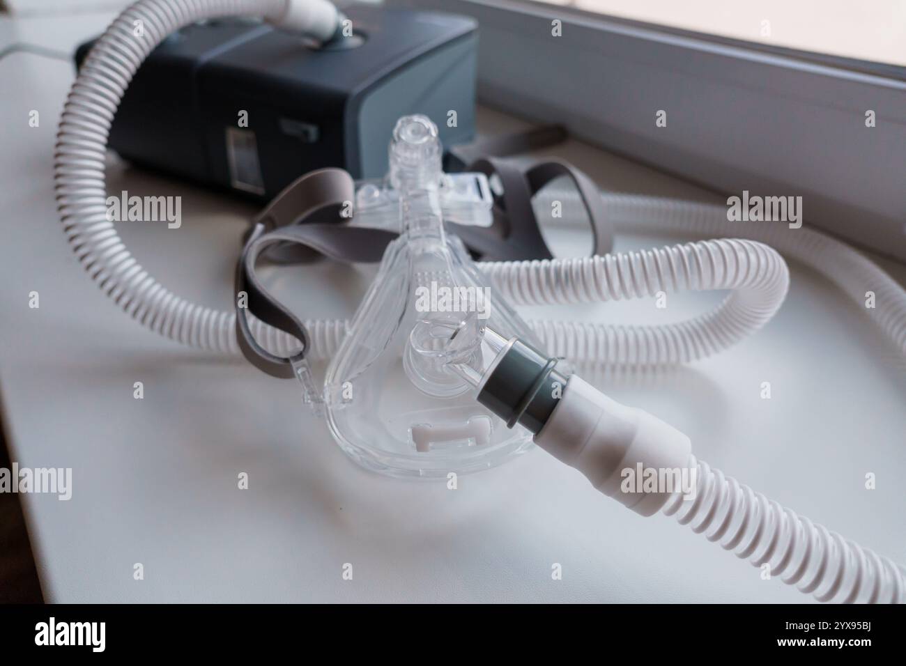 Macchina CPAP con maschera per il trattamento dell'apnea del sonno. Foto Stock