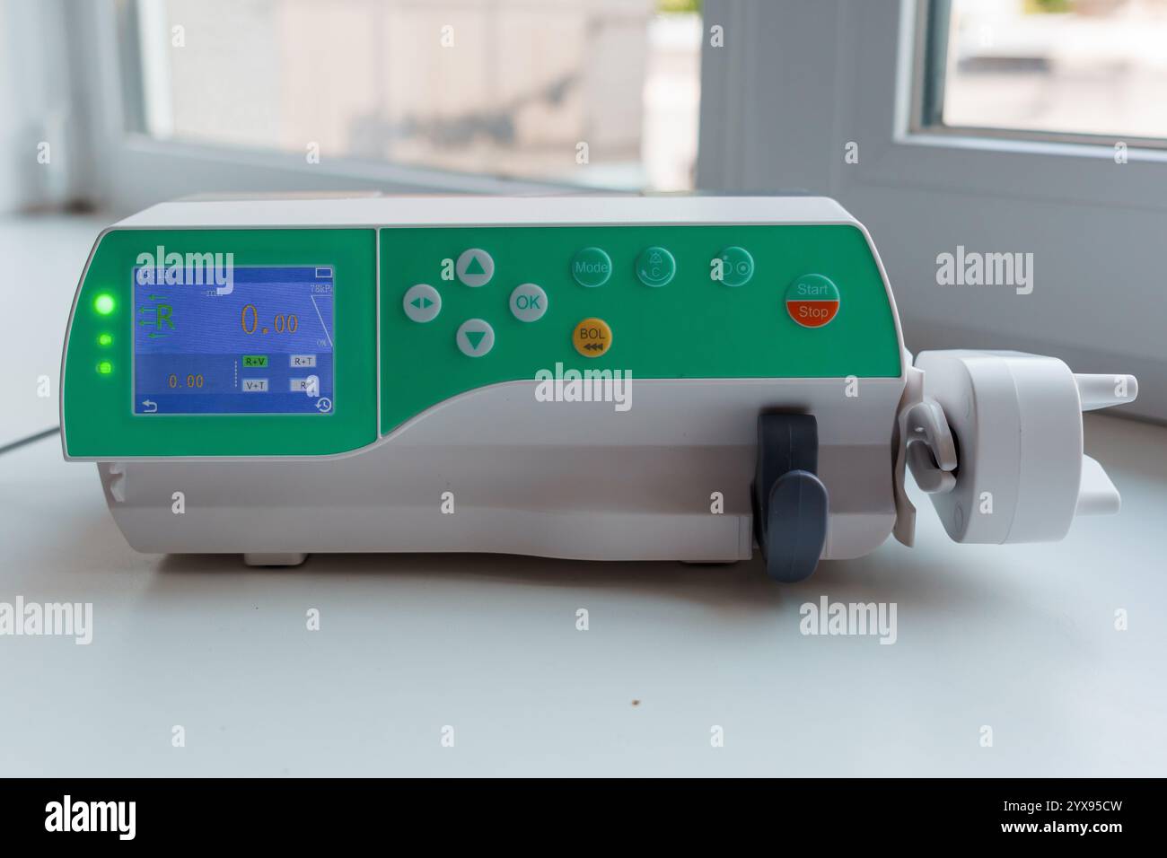 Pompa di infusione medica avanzata con display digitale e comandi utente. Foto Stock