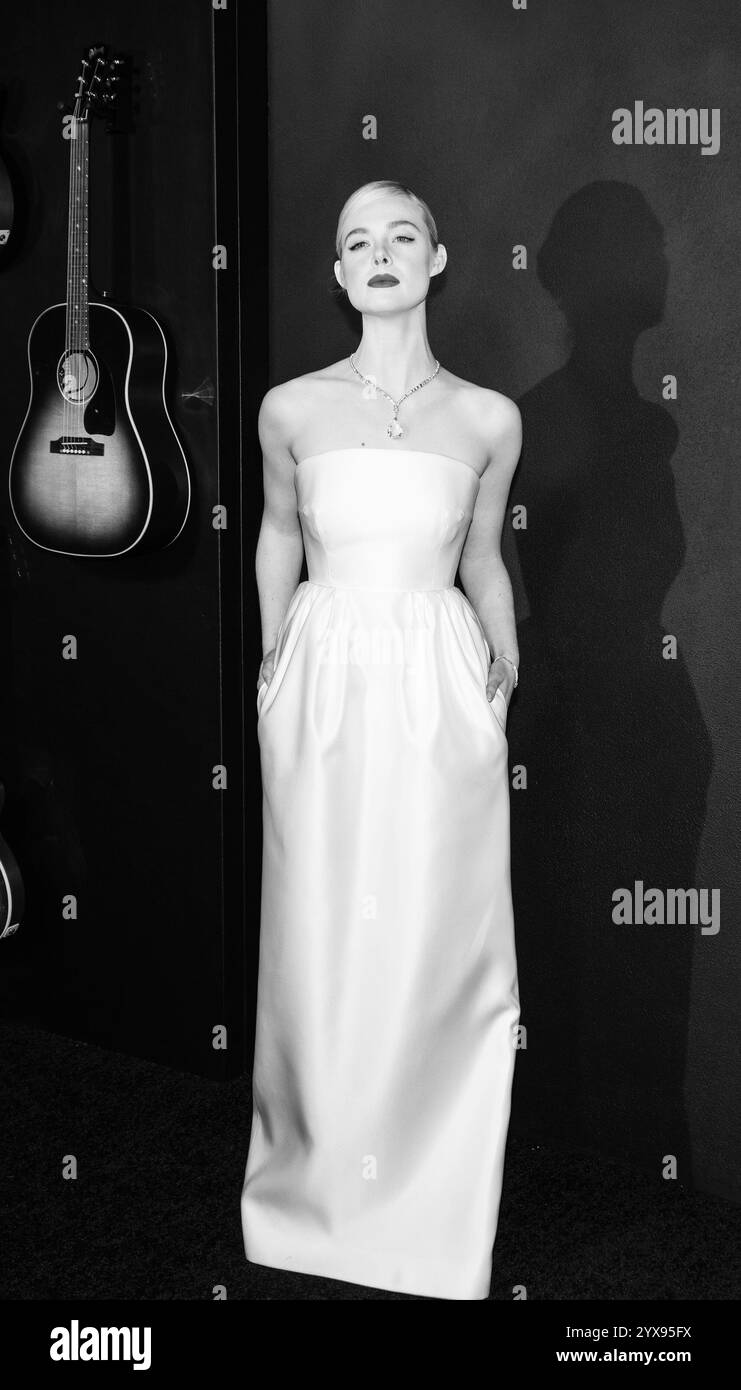 Elle Fanning indossa un abito di Prada e Cartier Jewelry partecipa alla prima di "A complete Unknown" al SVA Theater di New York il 13 dicembre 2024 Foto Stock