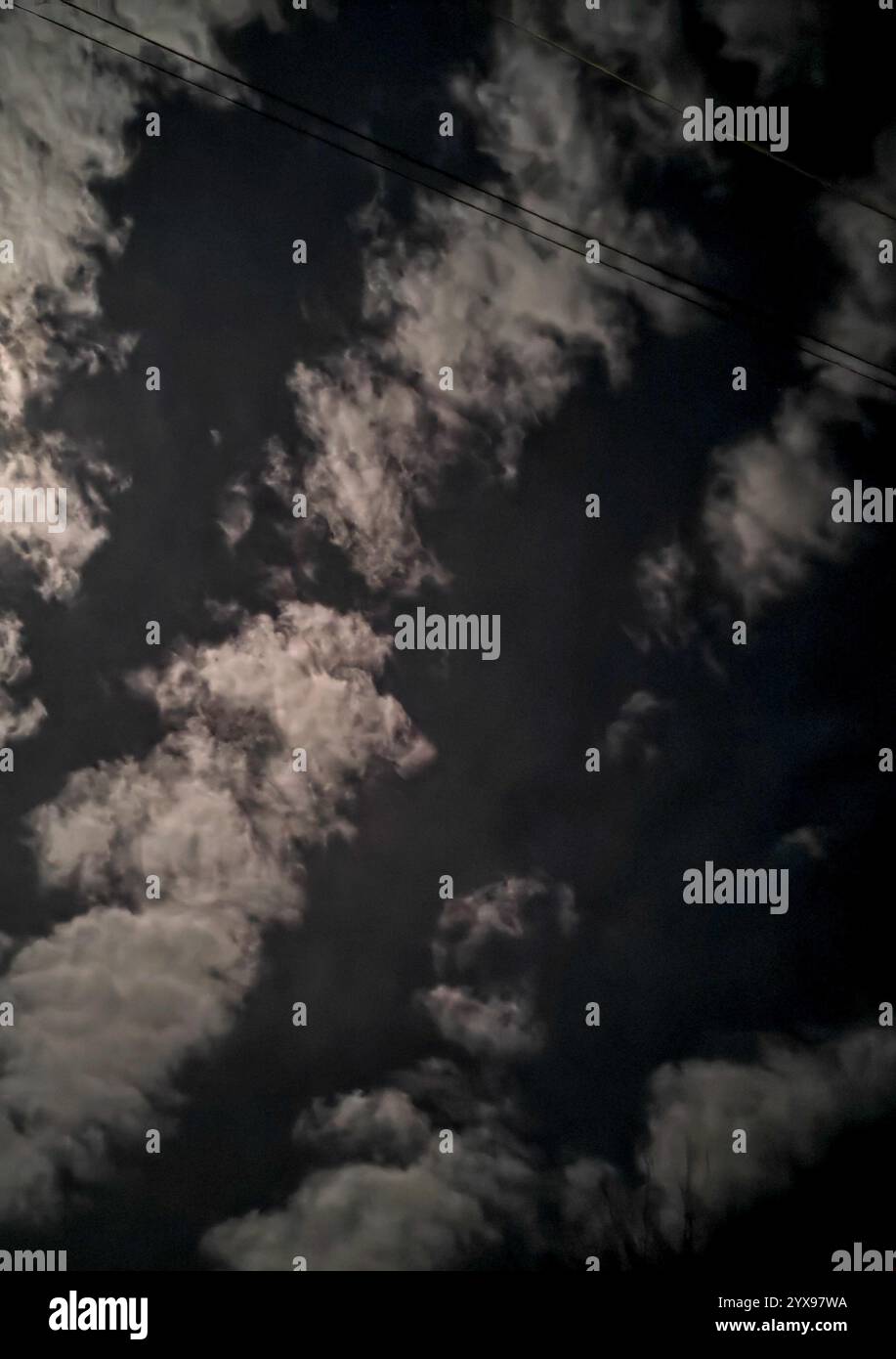 Veiled in Shadows: Night Clouds Under a Dark Sky Foto Stock
