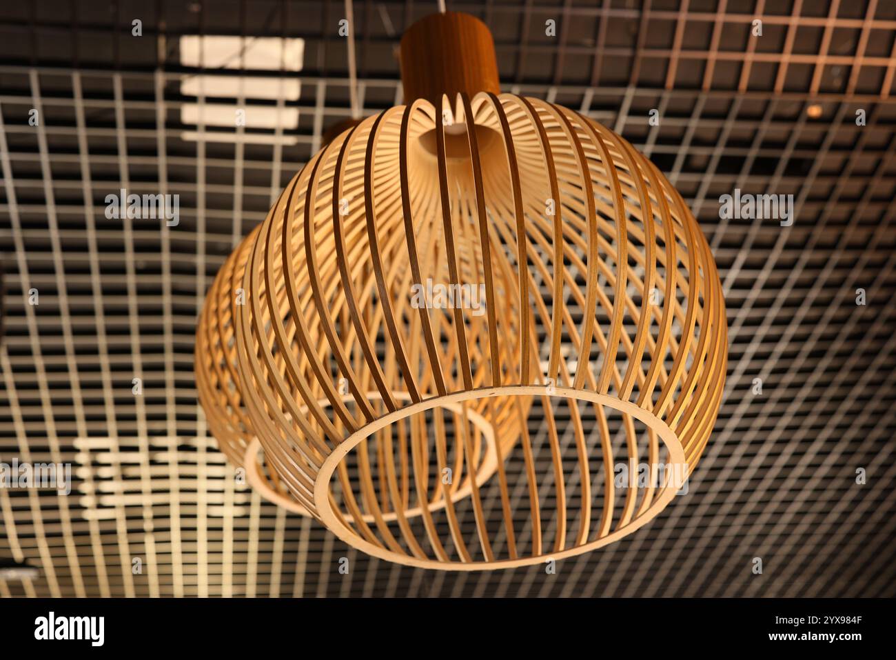 Elegante lampada a sospensione in bambù, progettata perfettamente per interni moderni e contemporanei Foto Stock