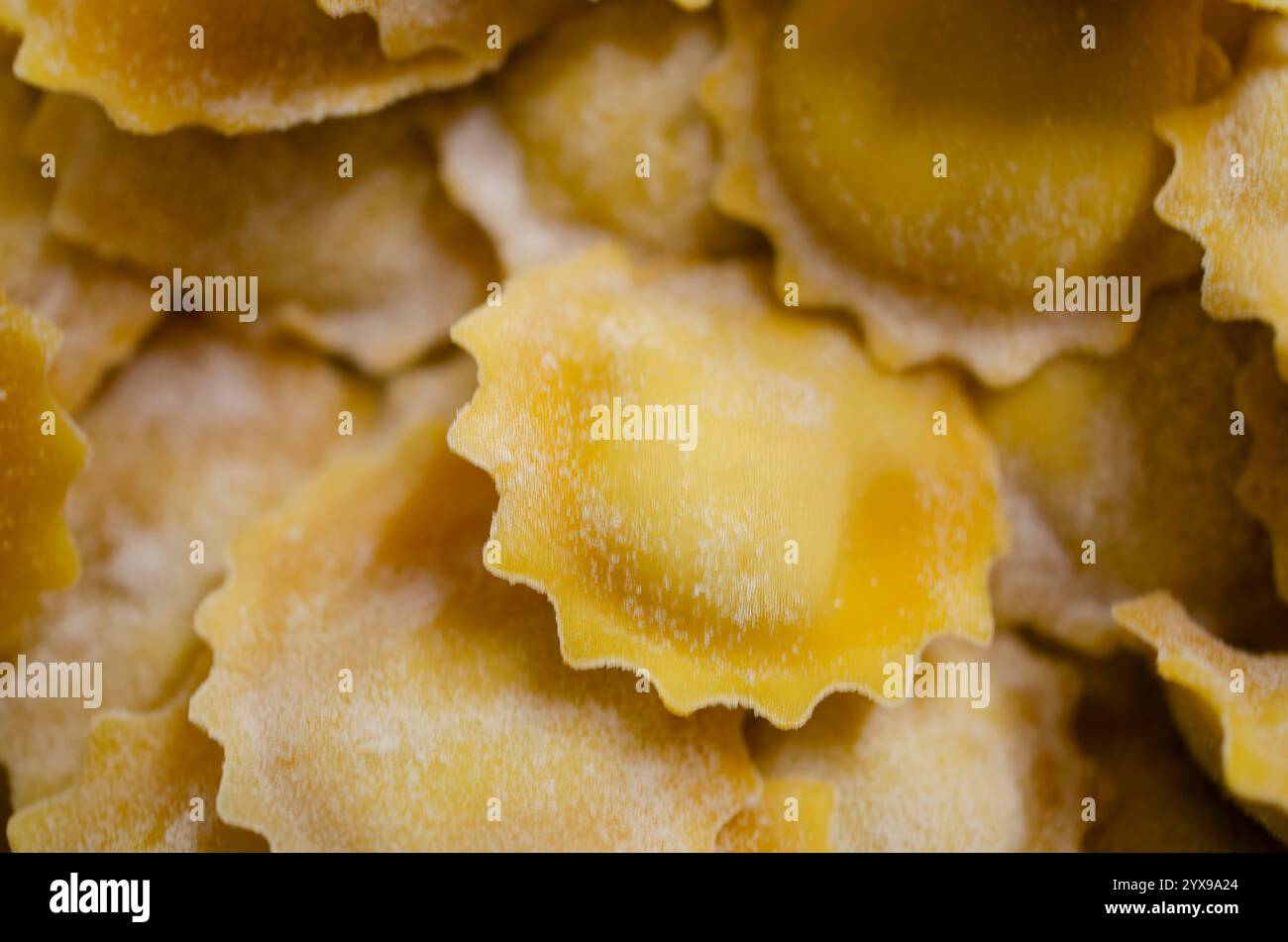 Cremona, Italia - 15 novembre 2020 tortelli freschi con ripieno di torrone, specialità culinaria cremonese, disposti su un vassoio di metallo, pronti Foto Stock
