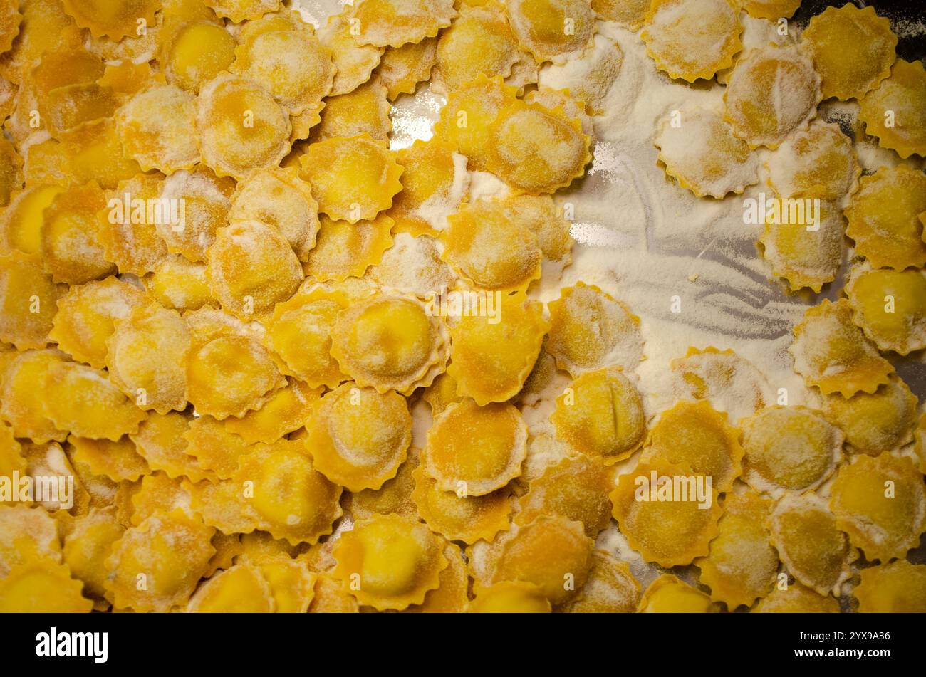 Cremona, Italia - 15 novembre 2020 tortelli freschi con ripieno di torrone, specialità culinaria cremonese, disposti su un vassoio di metallo, pronti Foto Stock