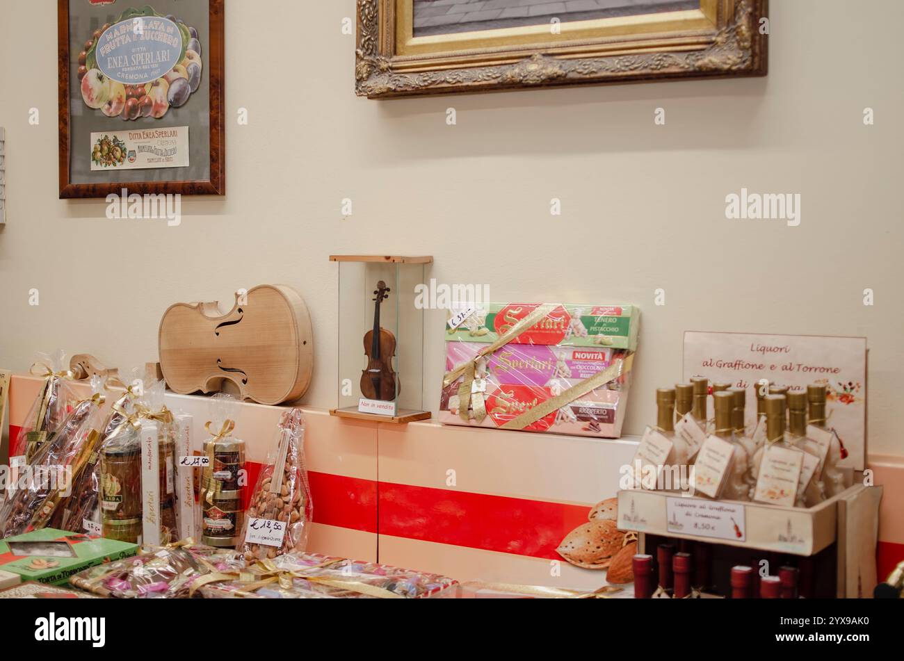 Cremona, Lombardia, Italia - 15 ottobre 2020 prodotti alimentari locali italiani, caramelle al torrone e liquori esposti presso lo storico negozio di sperlari a Cremon Foto Stock