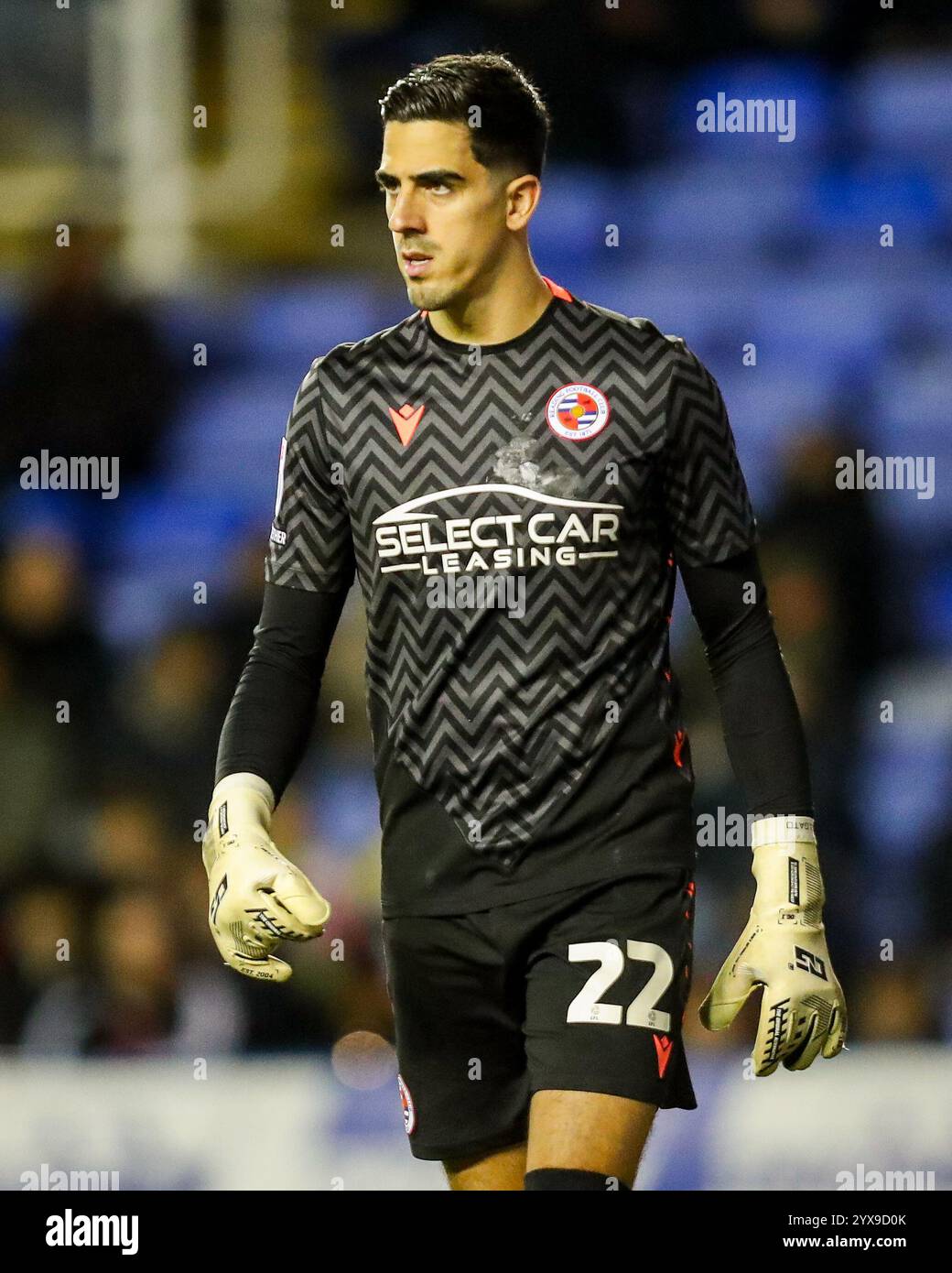 Reading, Regno Unito. 14 dicembre 2024. Joel Pereira di Reading guarda durante la partita Sky Bet League 1 Reading vs Blackpool al Select Car leasing Stadium di Reading, Regno Unito, 14 dicembre 2024 (foto di Izzy Poles/News Images) a Reading, Regno Unito, il 12/14/2024. (Foto di Izzy Poles/News Images/Sipa USA) credito: SIPA USA/Alamy Live News Foto Stock