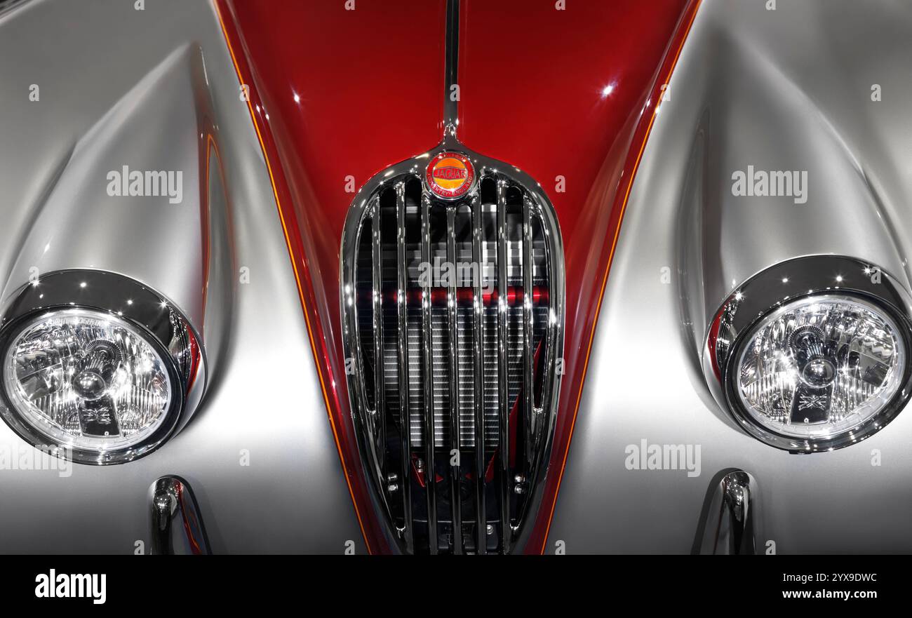 1955 la Jaguar XK140 FHC custom classic vintage auto griglia anteriore e fari anteriori dettagli closeup Foto Stock