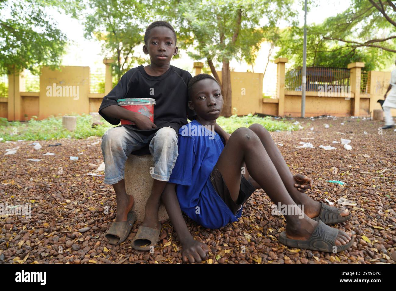 Due poveri bambini di strada africani neri che chiedono l'elemosina - il concetto di sfruttamento dei bambini attraverso l'elemosina forzata nei paesi africani Foto Stock