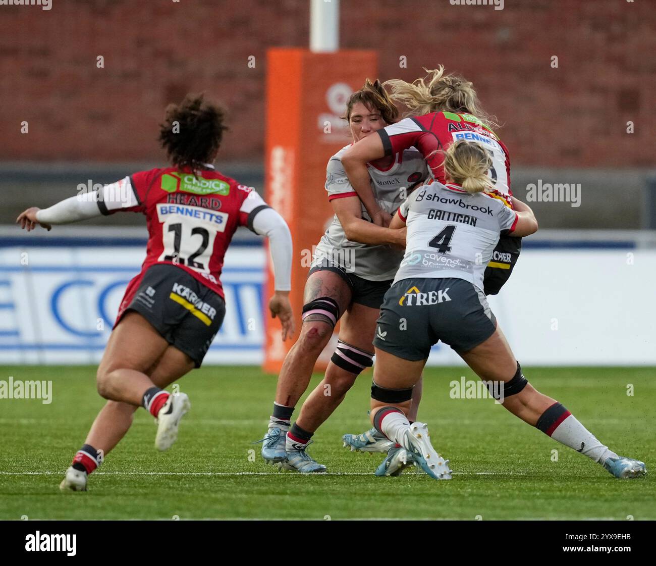 Gloucester, Regno Unito, 14 dicembre 2024 Zoe Aldcroft di Gloucester Hartpury è placcata da Rosie Galligan di Saracensdurante la Premiership Womens Rugby Gloucester Hartpury contro Saracens al Kingsholm Stadium Gloucester Regno Unito il 14 dicembre 2024 Graham Glendinning / Alamy Live News Foto Stock