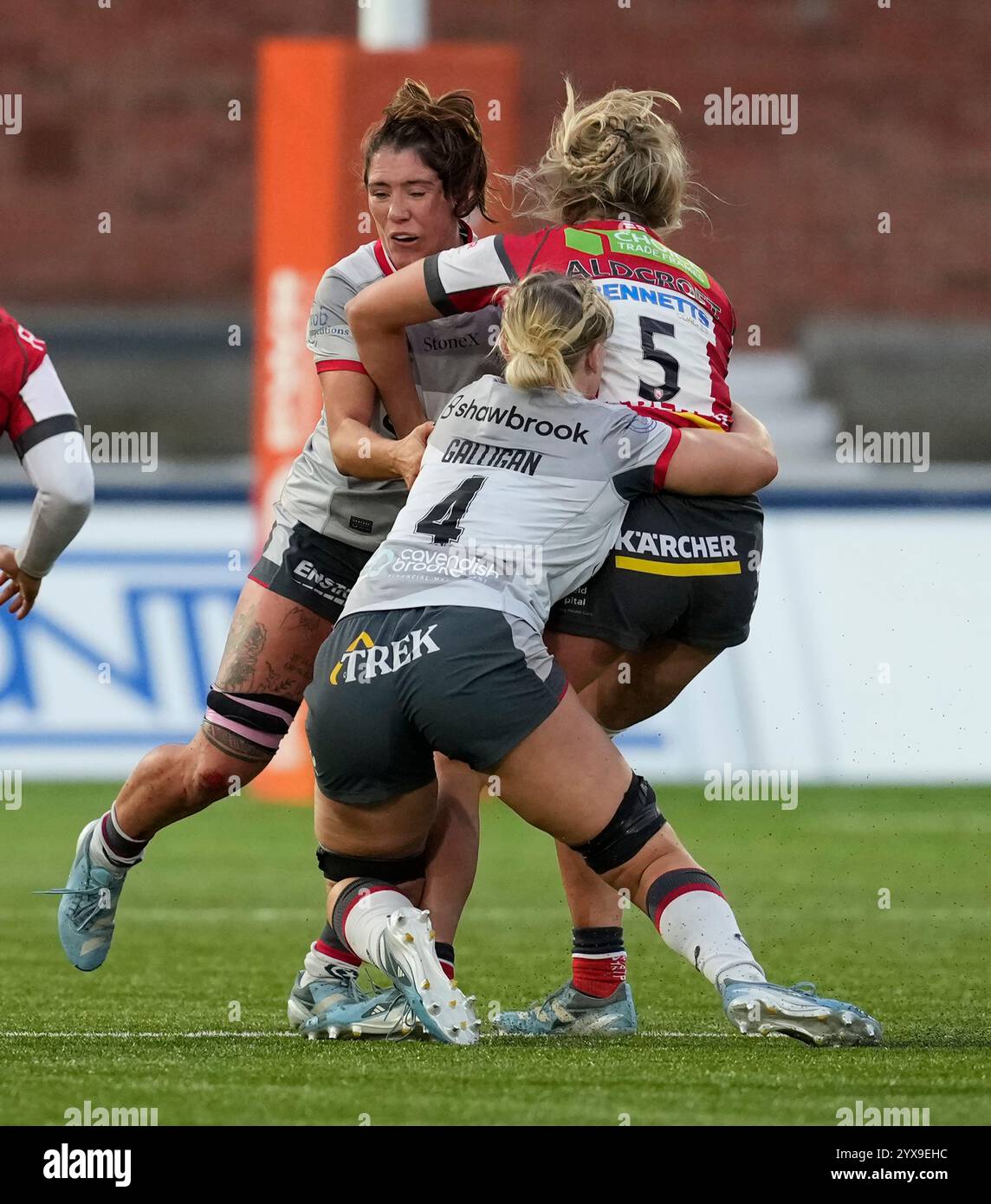 Gloucester, Regno Unito, 14 dicembre 2024 Zoe Aldcroft di Gloucester Hartpury è placcata da Rosie Galligan di Saracensdurante la Premiership Womens Rugby Gloucester Hartpury contro Saracens al Kingsholm Stadium Gloucester Regno Unito il 14 dicembre 2024 Graham Glendinning / Alamy Live News Foto Stock