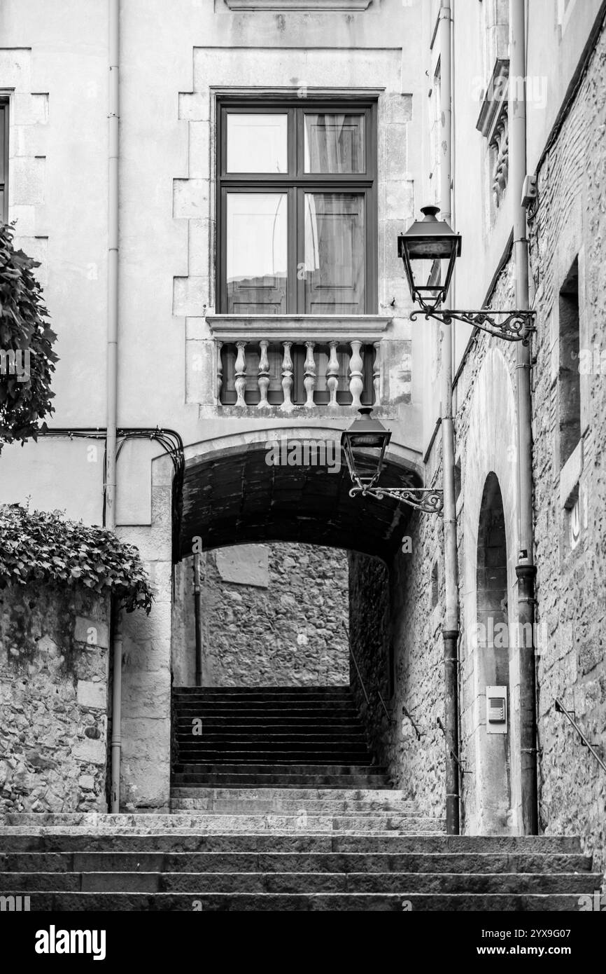 Girona, Catalogna, Spagna - 12 febbraio 2022: Bellissimi gradini e arco della Pujada de Sant Domenec situato nel quartiere ebraico di Girona, Catalogna, Foto Stock