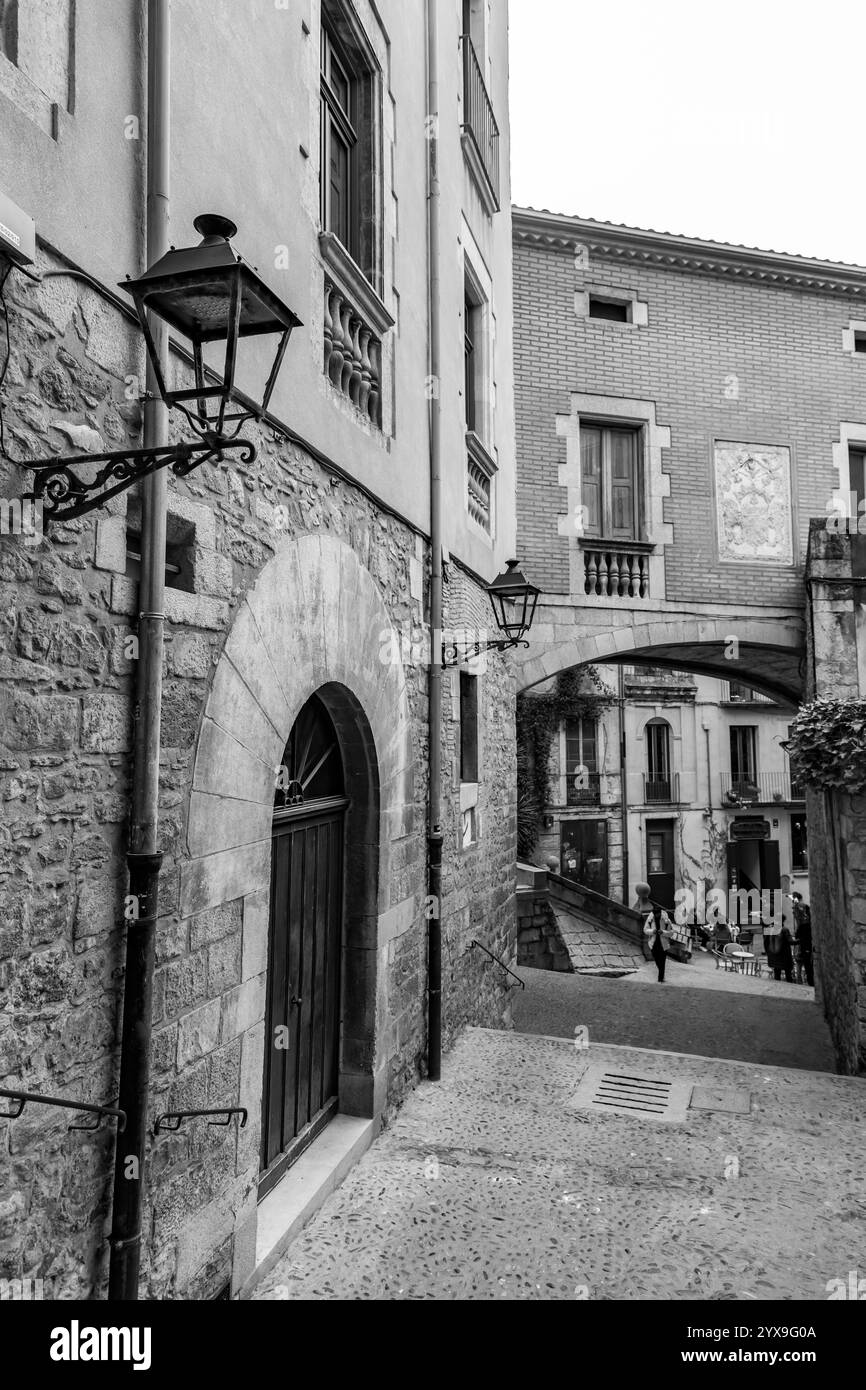 Girona, Catalogna, Spagna - 12 febbraio 2022: Bellissimi gradini e arco della Pujada de Sant Domenec situato nel quartiere ebraico di Girona, Catalogna, Foto Stock