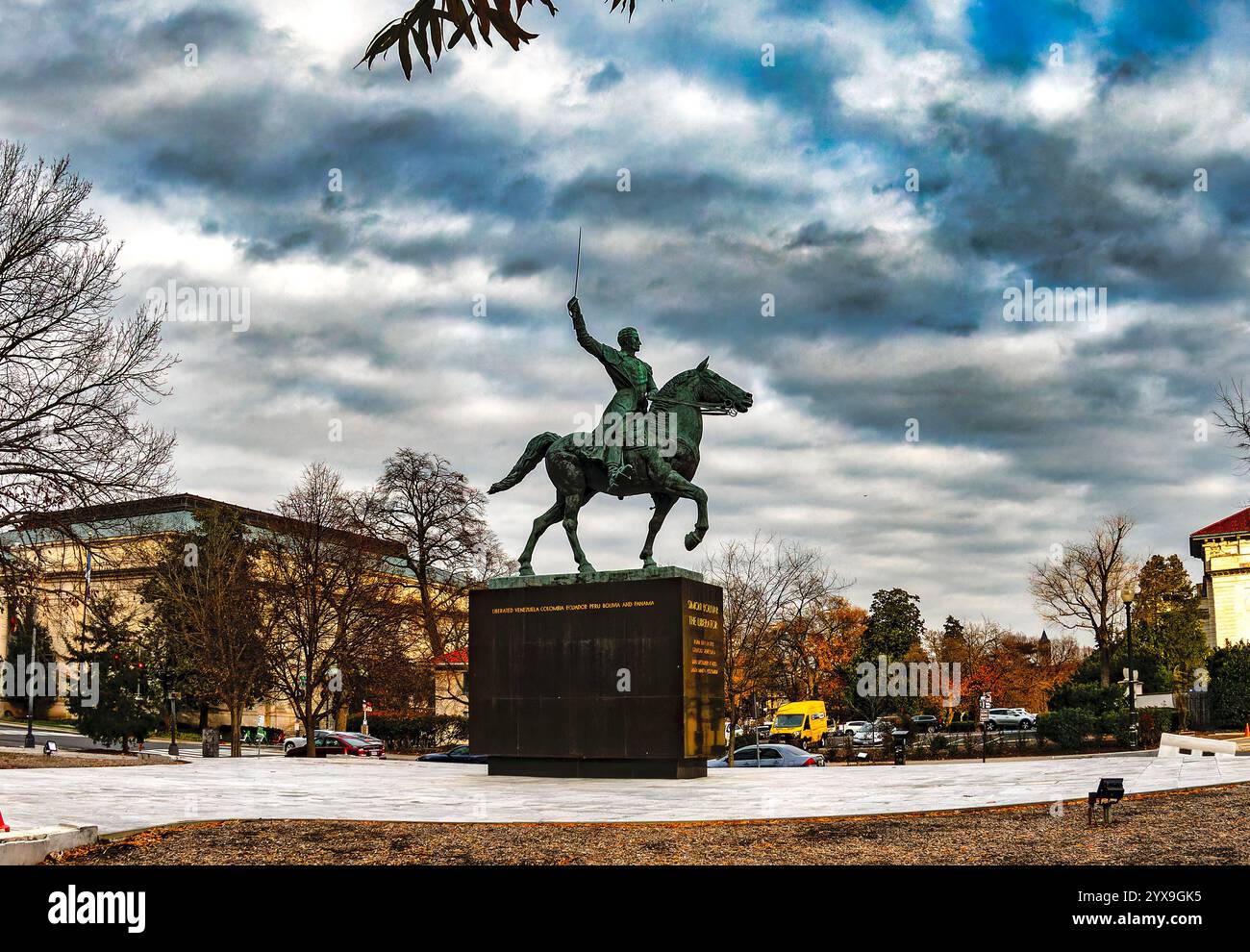 Washington, Stati Uniti. 13 dicembre 2024. WASHINGTON, DC - 13 DICEMBRE : Statua di Simon Bolivar dietro l'edificio della Pan American Union a Washington, DC. (Foto di Tony Quinn/SipaUSA) credito: SIPA USA/Alamy Live News Foto Stock