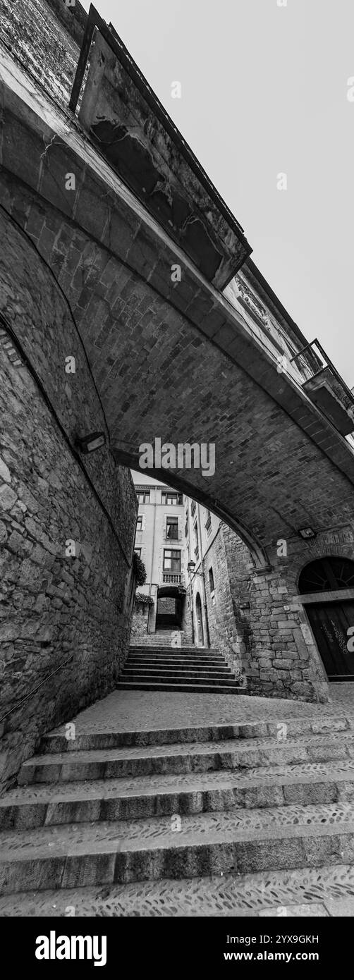 Girona, Catalogna, Spagna - 12 febbraio 2022: Bellissimi gradini e arco della Pujada de Sant Domenec situato nel quartiere ebraico di Girona, Catalogna, Foto Stock