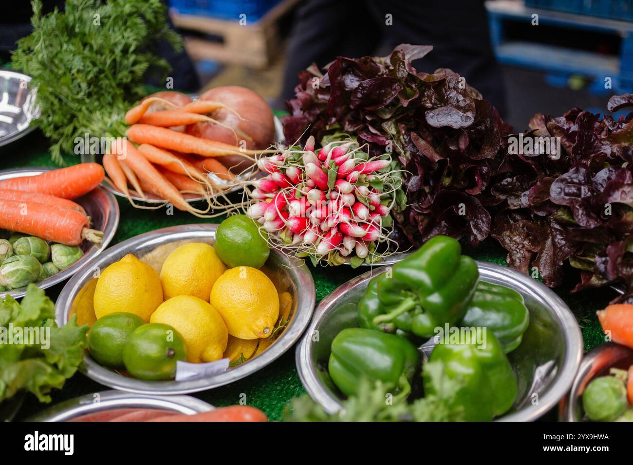 Frutta e verdura, compresi limoni, limes, peperoni verdi, carote e ravanelli in vendita al Borough Market di Londra, Regno Unito Foto Stock