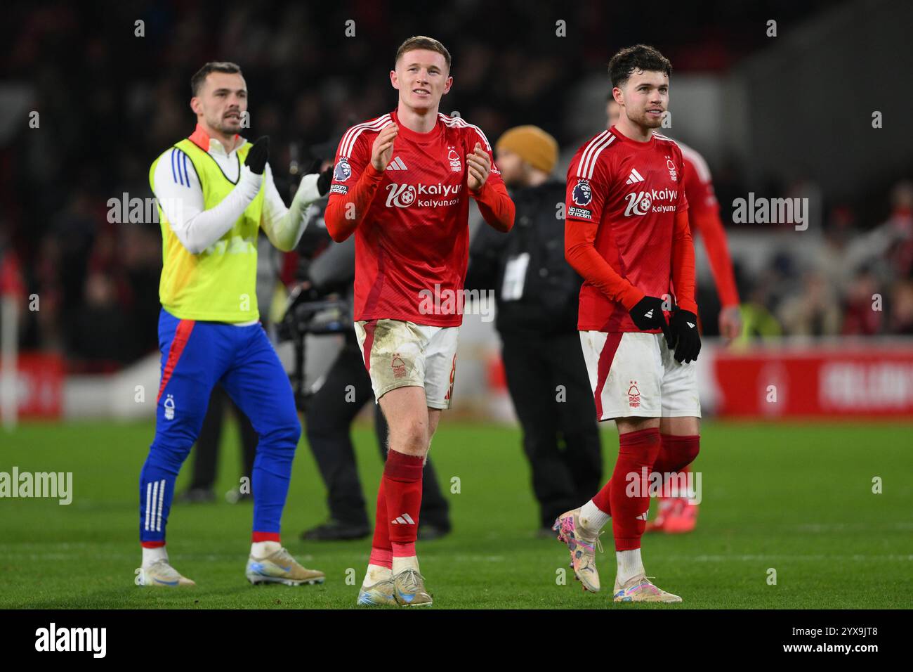 City Ground, Nottingham sabato 14 dicembre 2024. Elliott Anderson di Nottingham Forest e Neco Williams di Nottingham Forest celebrano la vittoria durante la partita di Premier League tra Nottingham Forest e Aston Villa al City Ground di Nottingham sabato 14 dicembre 2024. (Foto: Jon Hobley | mi News) crediti: MI News & Sport /Alamy Live News Foto Stock