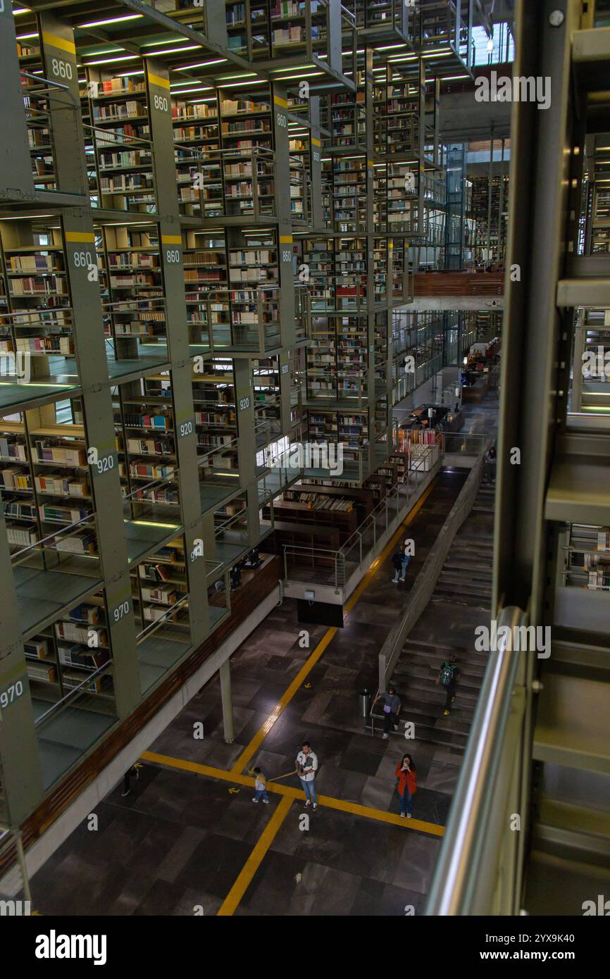 Una vista verticale della Biblioteca Vasconcelos di Buenavista, con le sue scaffali sospese, i passaggi aperti e i visitatori sottostanti. Foto Stock