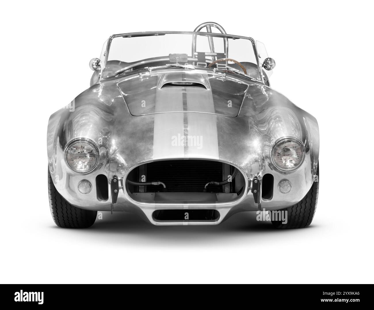 1967 Shelby Cobra AC Roadster 427 retrò auto sportiva in riflessione cromata, vista frontale isolato su sfondo bianco con tracciato di ritaglio Foto Stock