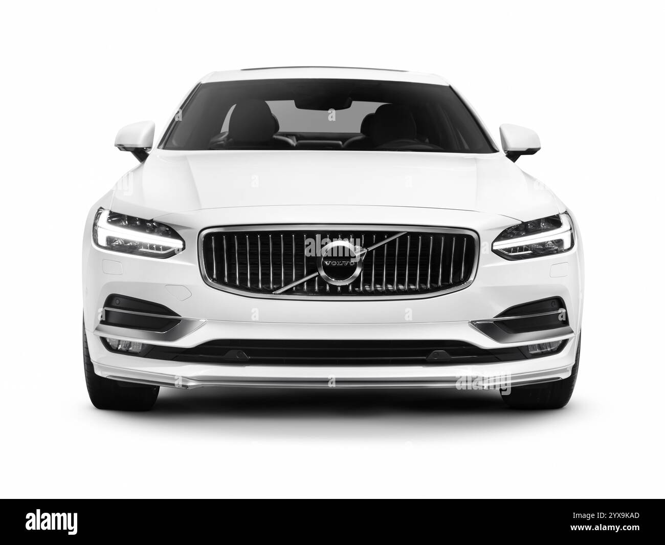 White 2017 Volvo S90 T6 AWD auto di lusso vista frontale isolato su sfondo bianco con tracciato di ritaglio Foto Stock