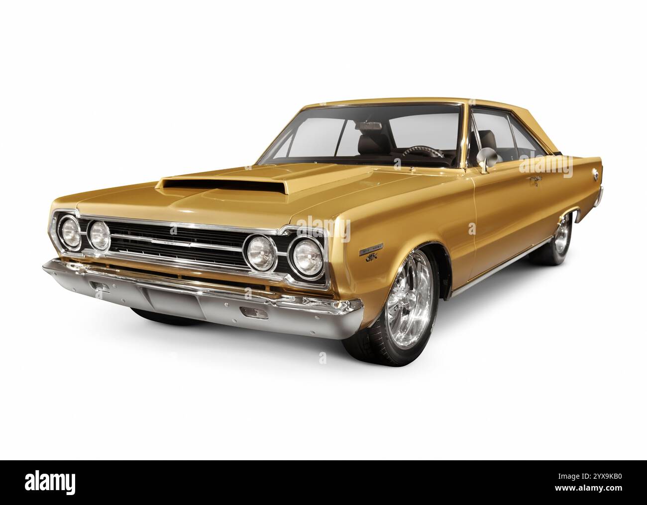 Golden 1967 Plymouth GTX 426 Hemi retrò rare le prestazioni del veicolo muscle car da Chrysler isolato su sfondo bianco con tracciato di ritaglio Foto Stock