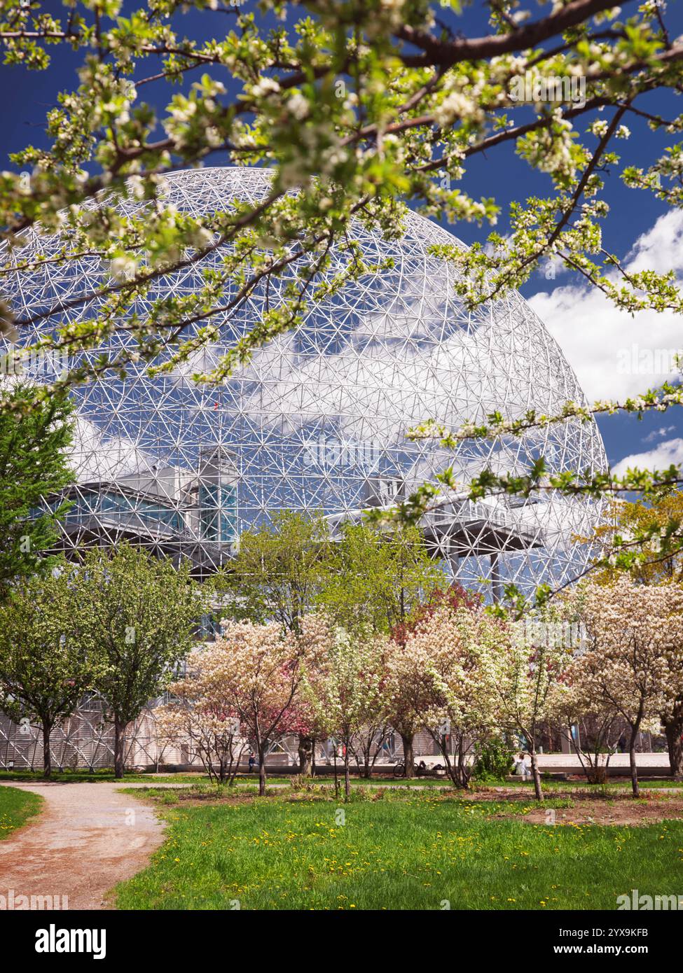 La Biosfera di Montreal e gli alberi da frutto in fiore, il paesaggio primaverile della giornata, Saint Helen's Island, Montreal, Quebec, Canada. Biosphère de Montréal, Ville de Foto Stock