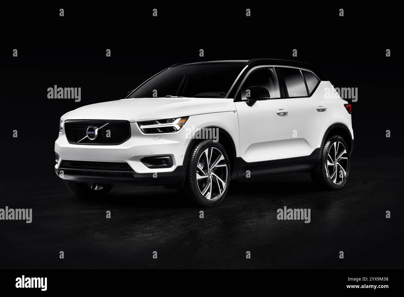 White 2019 Volvo XC40 T5 AWD R-Design automobili di lusso isolato SUV nero su sfondo per studio con tracciato di ritaglio Foto Stock