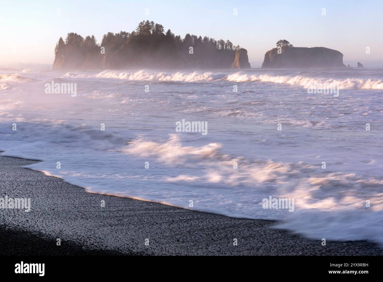 WA26272-00....WASHINGTON -alba a Rialto Beach con James Island, Little James Island e Gunsight Rock, Olympic National Park. Foto Stock