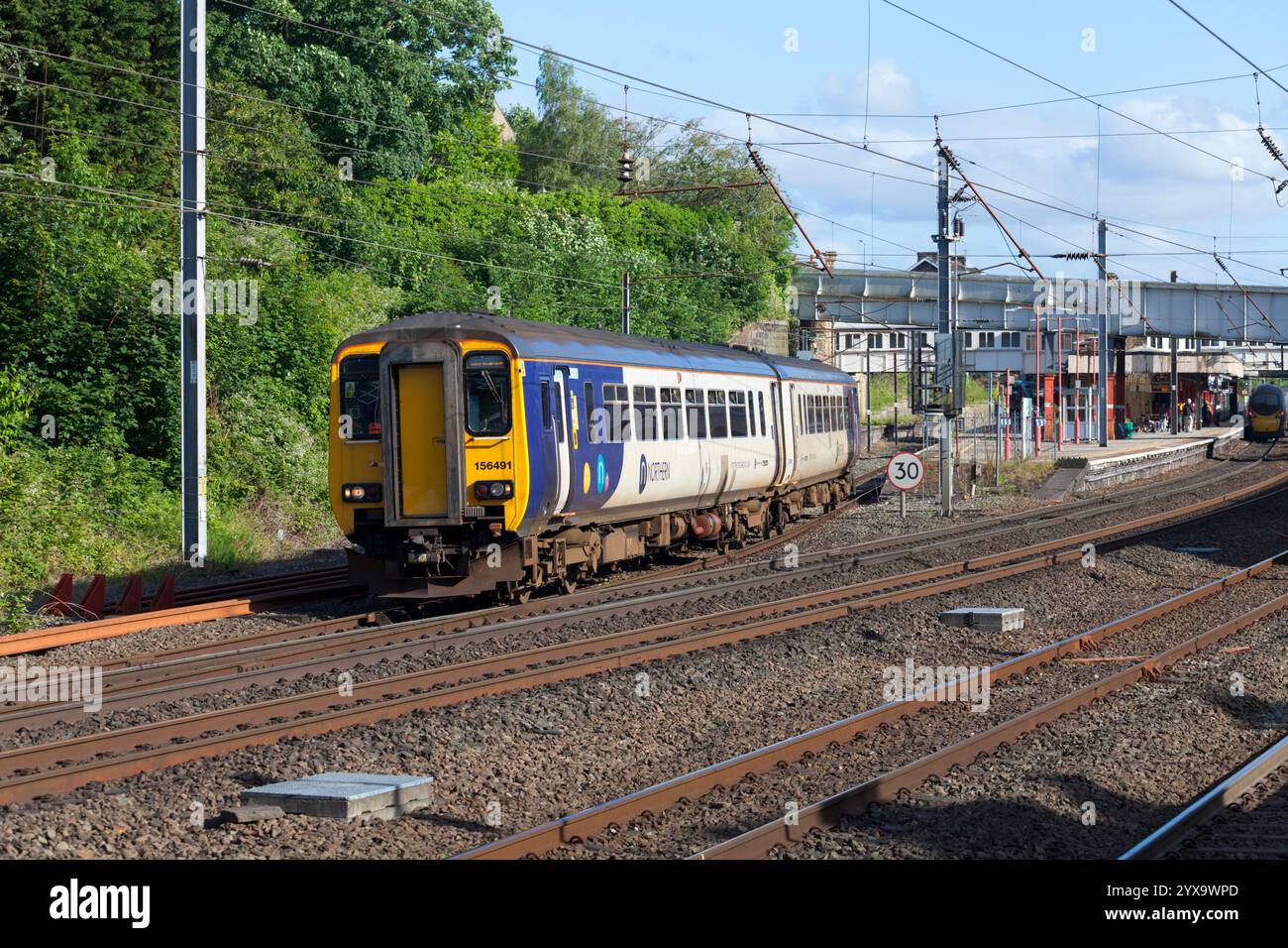 Treno sprinter classe 156 Northern rail 156491 con partenza dalla stazione ferroviaria di Lancaster sulla linea principale della costa occidentale Foto Stock