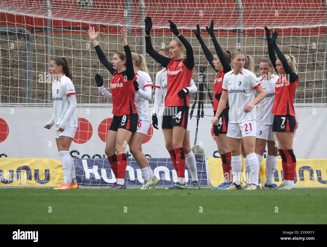 Leverkusen, Germania. 14 dicembre 2024. Leverkusen, Germania. 14 dicembre 2024. Da sinistra Caroline Kehrer (Leverkusen), Emilie Bragstad (Leverkusen), Lilla Turanyi (Leverkusen), Samantha Steuerwald (Friburgo) e Cornelia Kramer (Leverkusen) attendono il calcio d'angolo, Leverkusen, Germania 14.12.2024, Bundesliga femminile, Matchday 12, Bayer 04 Leverkusen - SC Freiburg. Crediti: Juergen Schwarz/Alamy Live News Foto Stock
