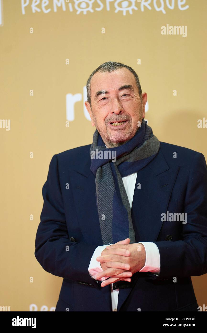 Madrid. Spagna. 20241214, Jose Luis Garci partecipa al 30° Premio Jose Maria Forque - Red Carpet al Palacio Municipal IFEMA il 14 dicembre 2024 a Madrid, Spagna Credit: MPG/Alamy Live News Foto Stock