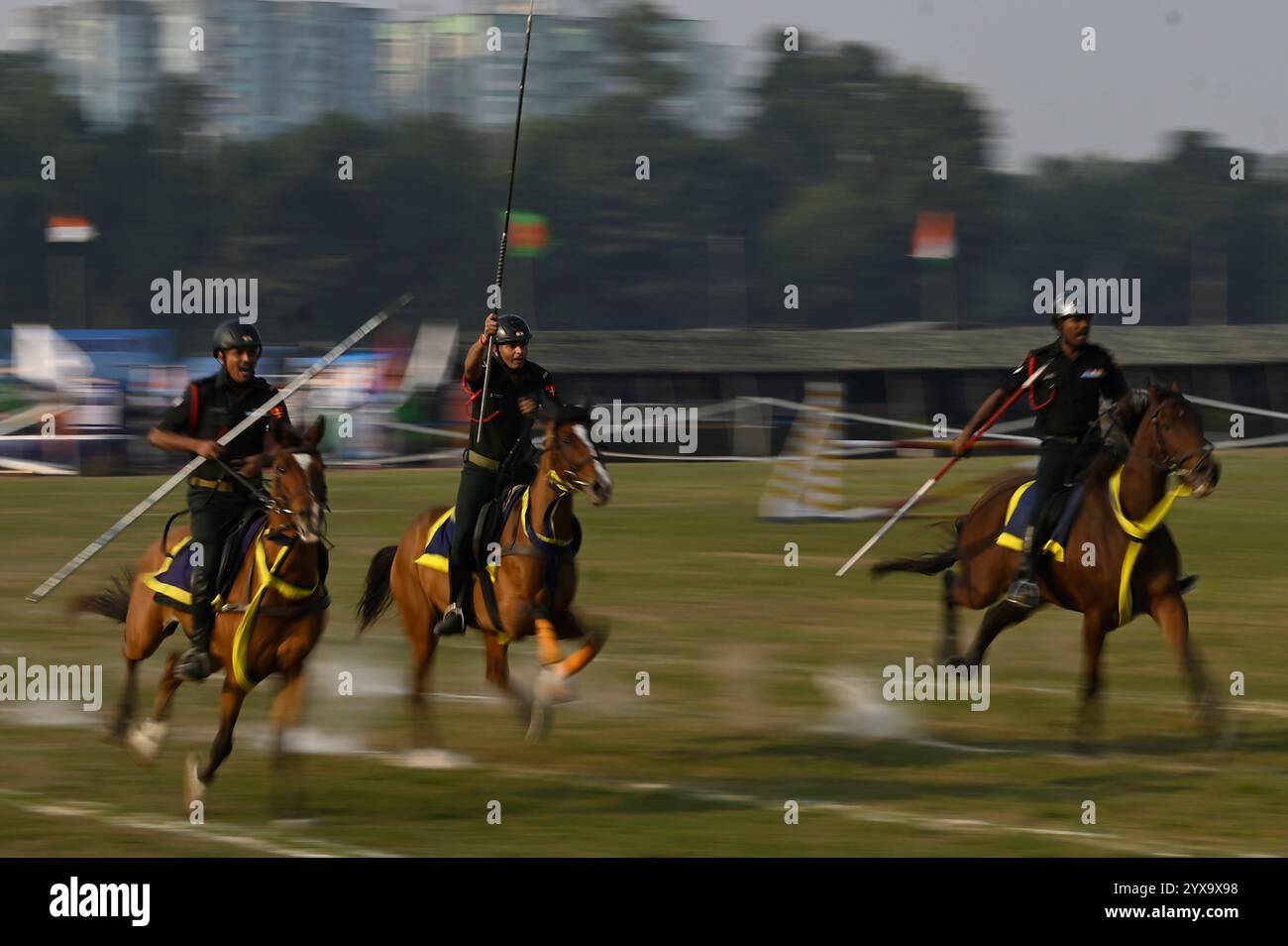 Kolkata, India. 14 dicembre 2024. KOLKATA, INDIA - 14 DICEMBRE: I cavalieri dell'esercito mostrano abilità durante le prove dell'esibizione annuale di tatuaggi militari per commemorare il 53° Vijay Diwas al RCTC Ground il 14 dicembre 2024 a Kolkata, India. (Foto di Samir Jana/Hindustan Times/Sipa USA ) credito: SIPA USA/Alamy Live News Foto Stock