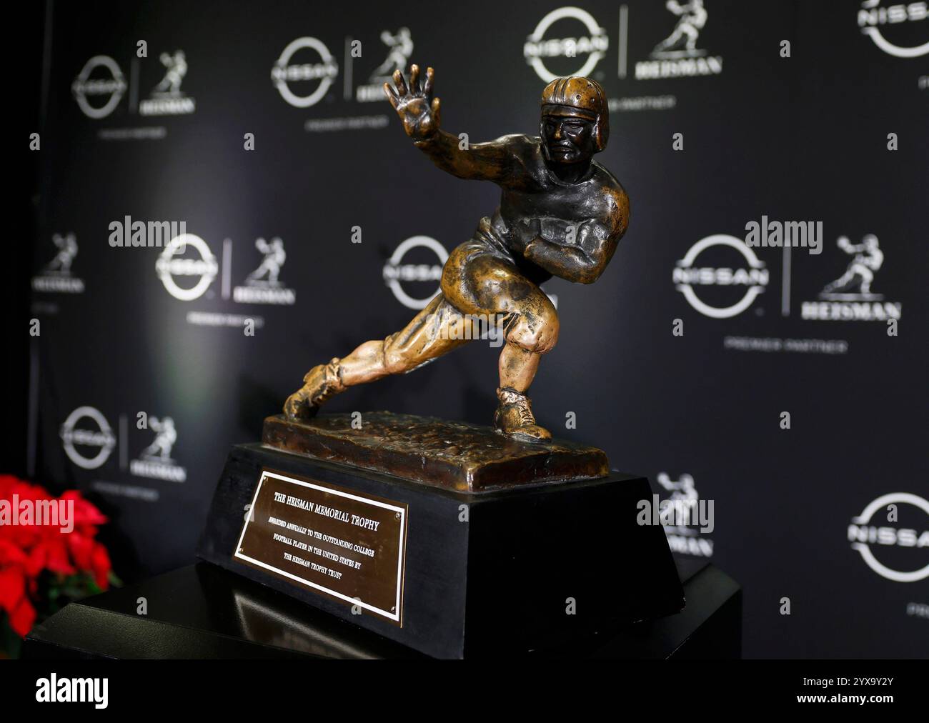 New York, Stati Uniti. 14 dicembre 2024. L'Heisman Trophy Award è ambientato sul palco dopo una conferenza stampa al Marriott Marquis di New York, sabato 14 dicembre 2024. Foto di John Angelillo/UPI credito: UPI/Alamy Live News Foto Stock