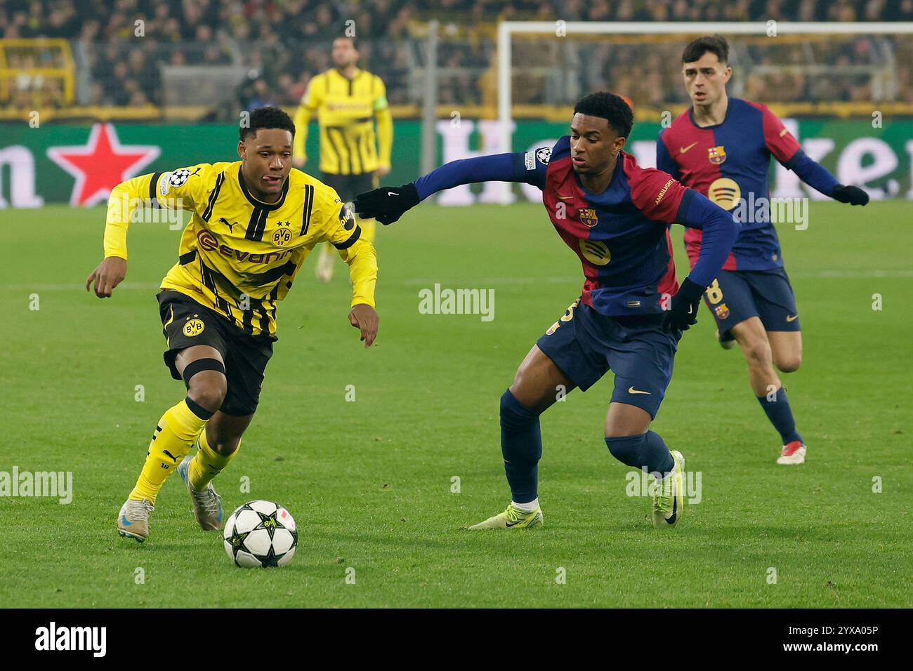 Dortmund, Ger. 11 dicembre 2024. Bild: V. Julien Duranville (Borussia Dortmund, 16) und Alejandro Balde (FC Barcelona, 3), 11.12.2024, Fussball, Champions League, Borussia Dormund - FC Barcelona, GER, Dortmund, Signal Iduna Park. Credito: HMB Media/Alamy Live News Foto Stock