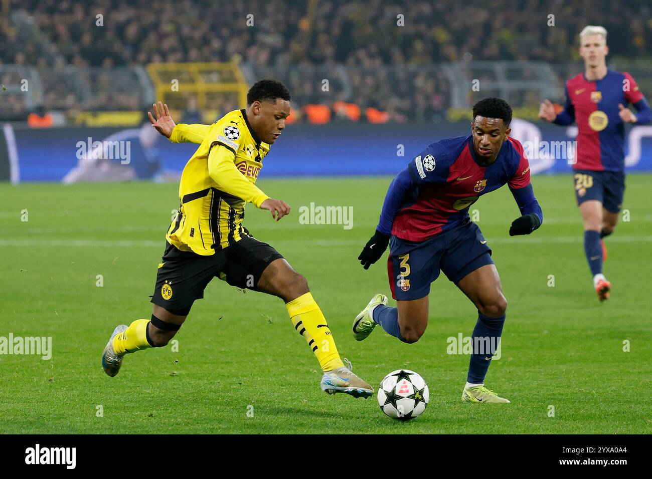 Dortmund, Ger. 11 dicembre 2024. Bild: V. Julien Duranville (Borussia Dortmund, 16) und Alejandro Balde (FC Barcelona, 3), 11.12.2024, Fussball, Champions League, Borussia Dormund - FC Barcelona, GER, Dortmund, Signal Iduna Park. Credito: HMB Media/Alamy Live News Foto Stock