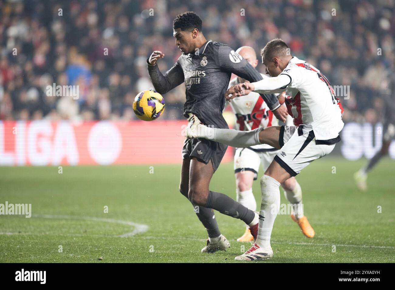 Madrid, Spagna. 14 dicembre 2024. MADRID, SPAGNA - December14: Jude Bellingham del Real Madrid e Jorge de Frutos di Rayo Vallecano combattono per il pallone durante la partita LaLiga EA Sports 2024/25 tra Rayo Vallecano e Real Madrid allo stadio Vallecas di Madrid. (Foto di Guillermo Martinez) credito: Guillermo Martinez/Alamy Live News Foto Stock