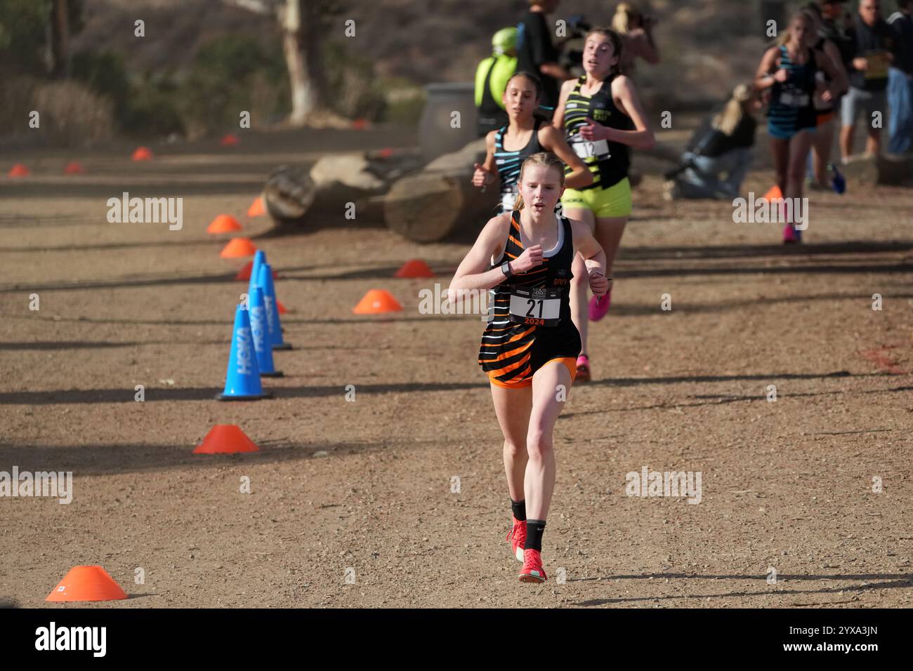 San Diego, California, Stati Uniti. 14 dicembre 2024. Elizabeth Leachman vince la gara femminile alle 17:31,1, durante il Foot Locker Cross Country Championships, sabato 14 dicembre 2024, a San Diego. Crediti: Kirby Lee/Alamy Live News Foto Stock