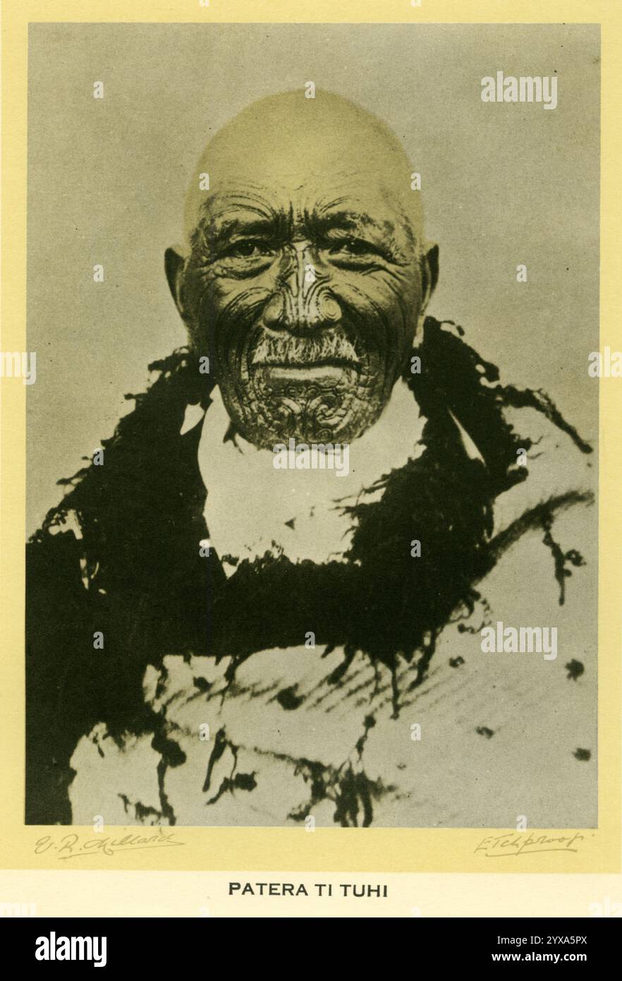 Ritratto del famoso capo maori, Wiremu Pātara te Tuhi , tratto da una pubblicazione del 1942 con la collezione Victor Millard. Wiremu era un noto leader tribale neozelandese, editore di giornali, guerriero e segretario del re maori. Si identificò con Waikato iwi, Ngāti Mahuta e Ngāti Wairere. Fotografata da William Henry Thomas Partington nel 1900, probabilmente a Wanganui. Foto Stock