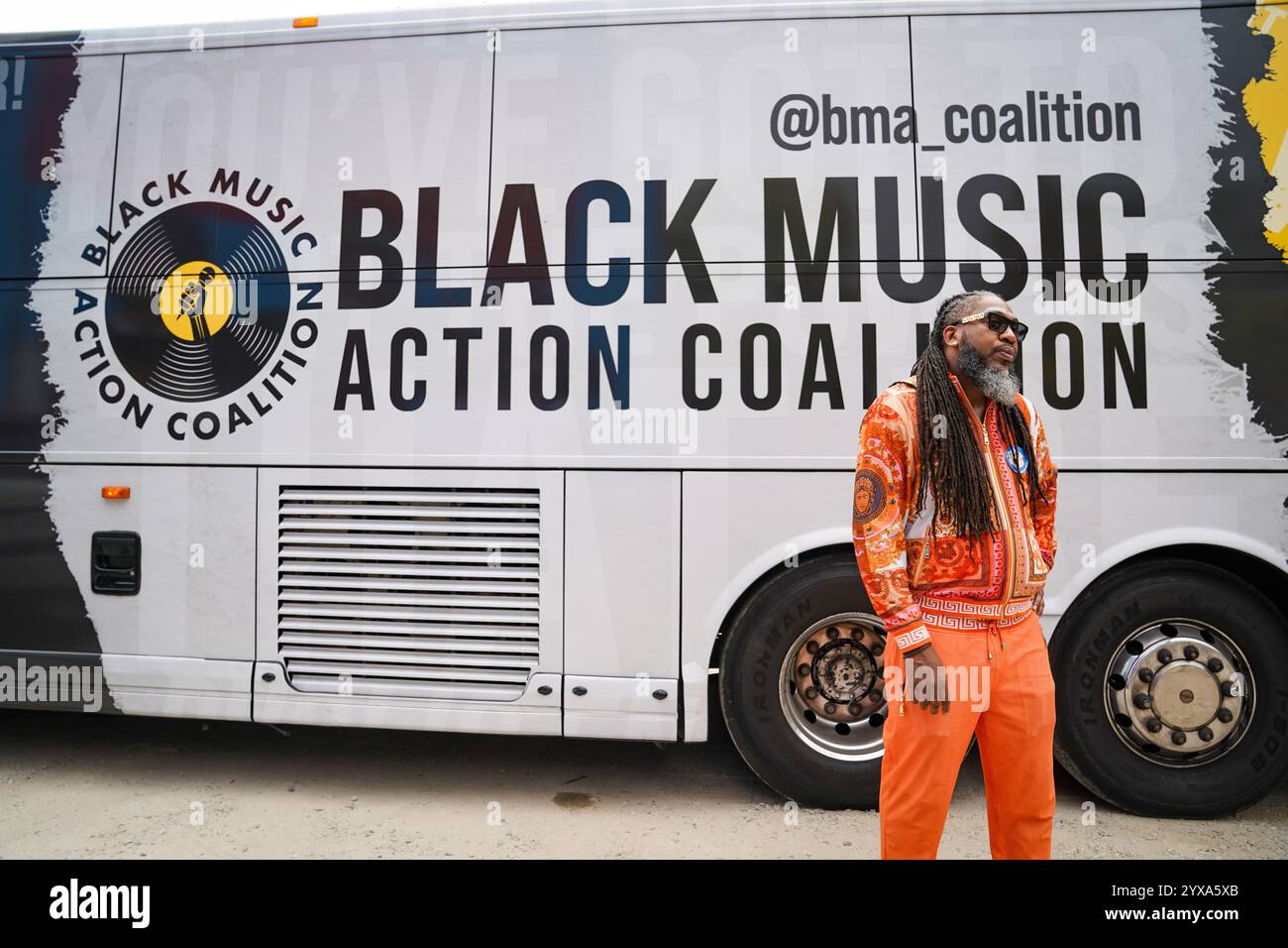 Il pastore Troy (Micah Troy) parla ai media mentre si trova di fronte a un autobus promozionale per la Black Music Action Coalition (BMAC) fuori Atlanta influenza la sede del marchio Everything il 1° novembre 2024 ad Atlanta, Georgia, USA. (Foto di Julia Beverly/Alamy Live News) Foto Stock