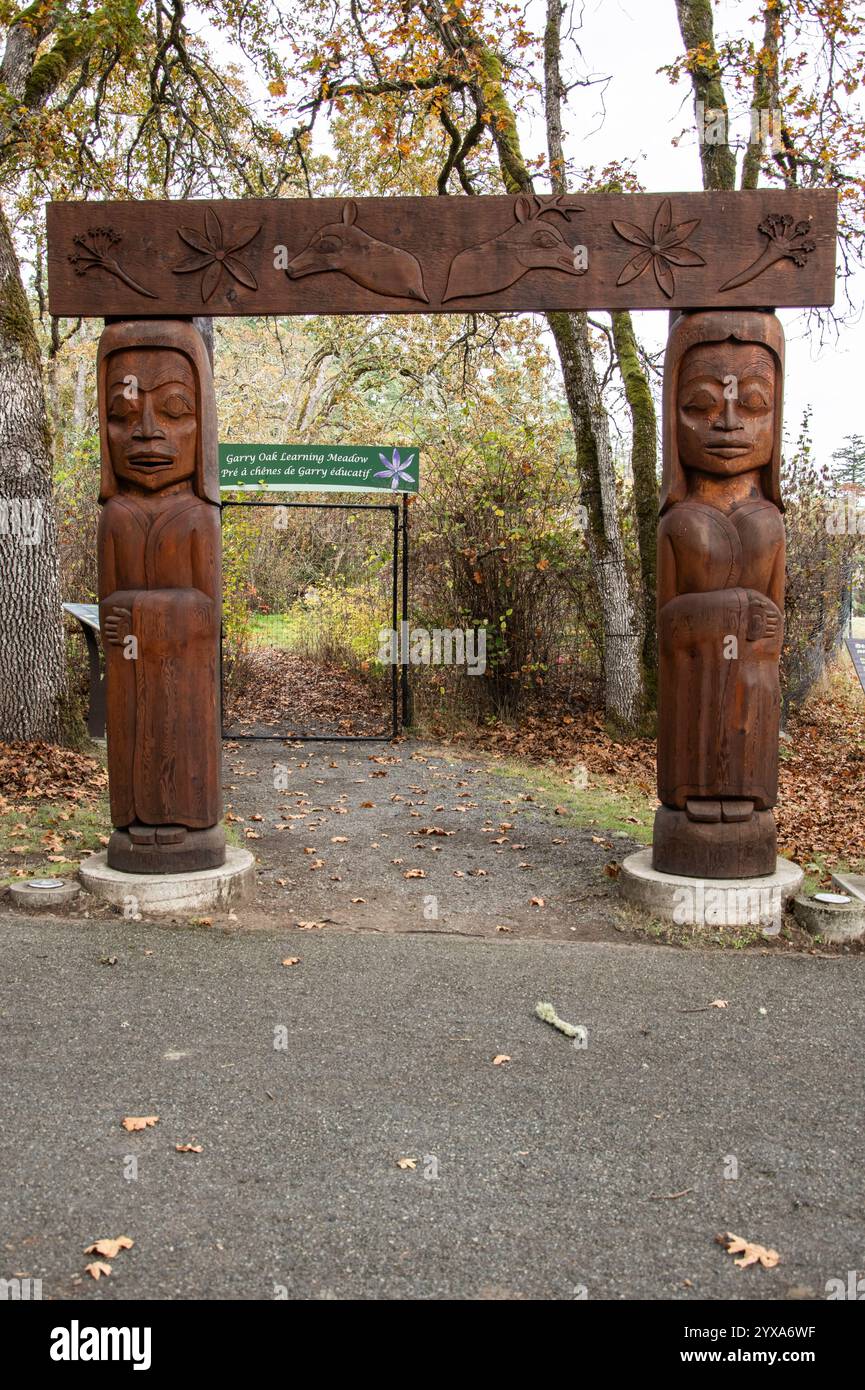 Arco totem in legno presso Fort Rodd Hill e Fisgard Lighthouse National Historic Site a Victoria, British Columbia, Canada Foto Stock