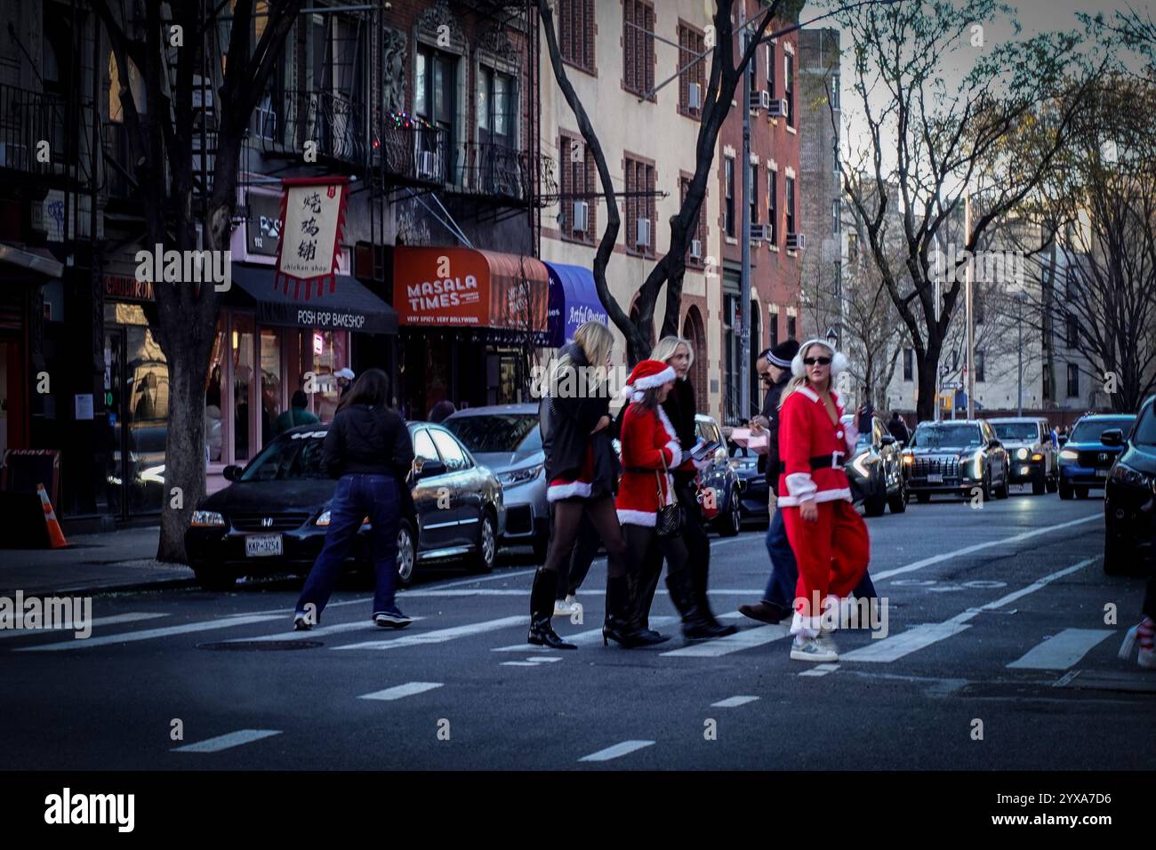 New York, New York, Stati Uniti. 14 dicembre 2024. I newyorkesi partecipano al Santa con 2024 intorno a New York City il 14 dicembre 2024. Il SantaCon è un vasto bar crawl che attira centinaia di persone vestite come Babbo Natale e altri personaggi delle vacanze invernali. Crediti: Katie Godowski/Media Punch/Alamy Live News Foto Stock