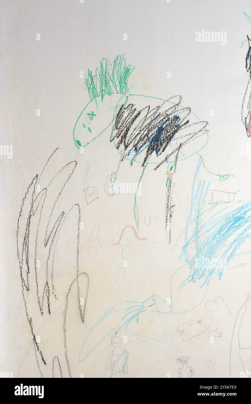 disegno divertente e creativo di una creatura sul muro nella stanza dei bambini o nell'area giochi, scarabocchi e linee colorate, astratti o scritti creativi per bambini Foto Stock