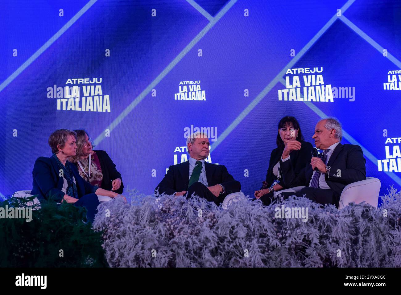 Roma, Italia. 14 dicembre 2024. Il ministro degli interni italiano Matteo Piantedosi (R), il giornalista Enrico Mentana (C) e il ministro degli interni britannico Yvette Cooper (L) partecipano al raduno dei Fratelli d'Italia "Atreju" a Roma. (Foto di Vincenzo Nuzzolese/SOPA Images/Sipa USA) credito: SIPA USA/Alamy Live News Foto Stock