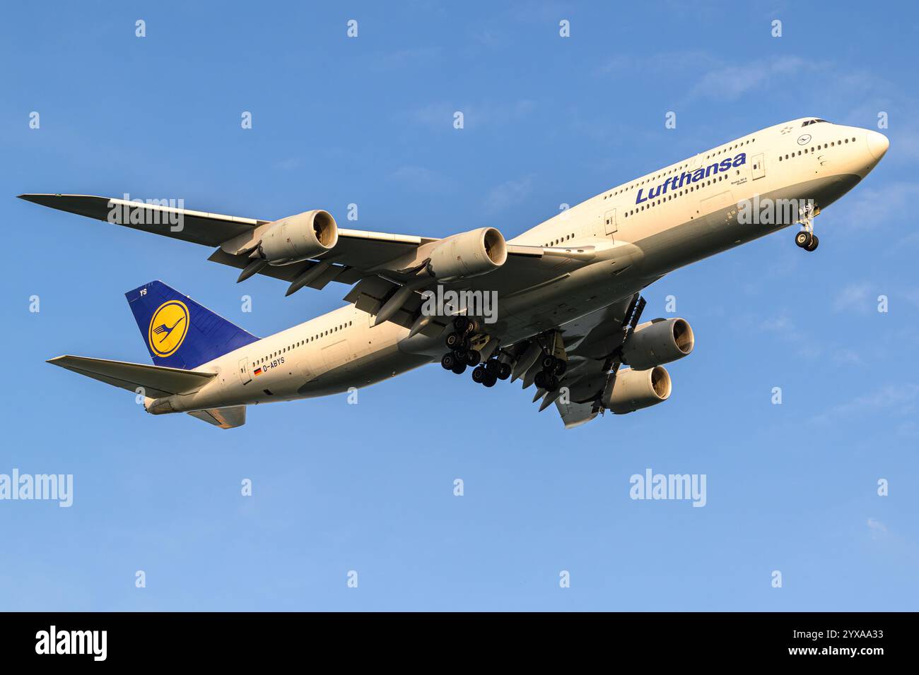 Lufthansa, Boeing 747-8, D-ABYS in avvicinamento finale all'Aeroporto Changi di Singapore in una giornata di sole Foto Stock