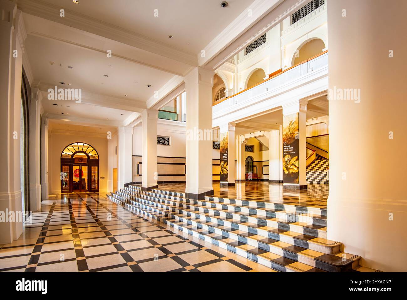 La National Gallery Singapore, ospitata nell'ex Corte Suprema, presenta piastrelle di marmo che si abbinano al pavimento originale del cortile Foto Stock