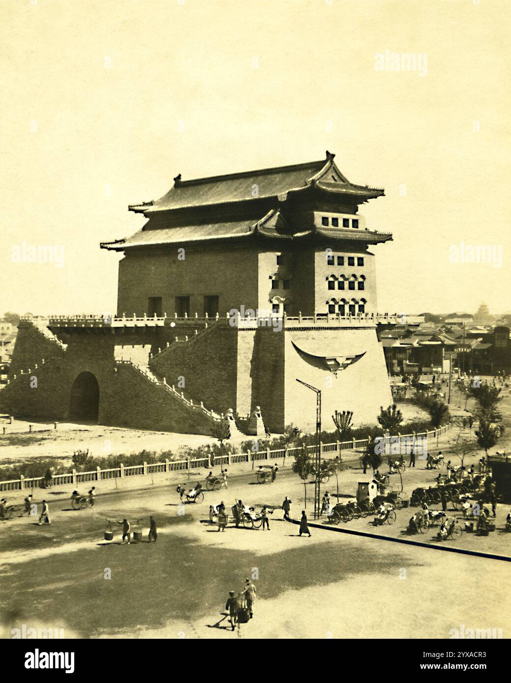 Vista storica dell'architettura antica in un vivace centro cittadino durante i primi anni del XIX secolo - la Zhengyangmen Arrow Tower, Pechino, Cina, anni '1890 Foto Stock